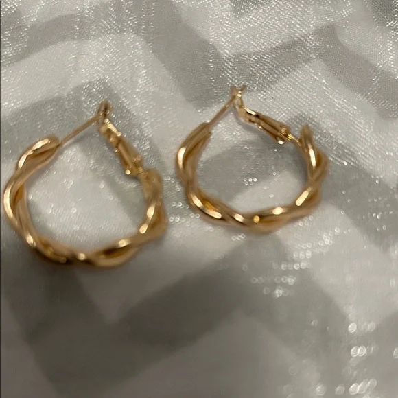 Elegant 18k Gold Plated over Stainless Steal Hoop Earrings New - Picture 1 of 2